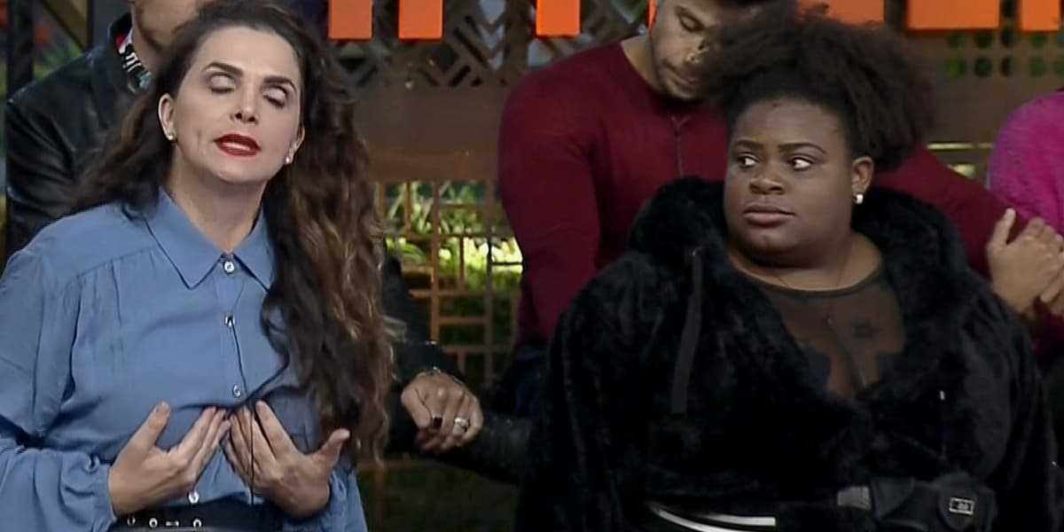 Luiza Ambiel e Jojo Todynho em A Fazenda 12, que venceu série da Globo na audiência (Foto: Reprodução/Record) Luiza Ambiel e Jojo Todynho em A Fazenda 12, que venceu série da Globo na audiência (Foto: Reprodução/Record)