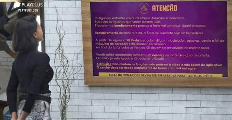 Peões recebem celular e informações sobre festa - (Reprodução/Record TV) Peões recebem celular e informações sobre festa - (Reprodução/Record TV)