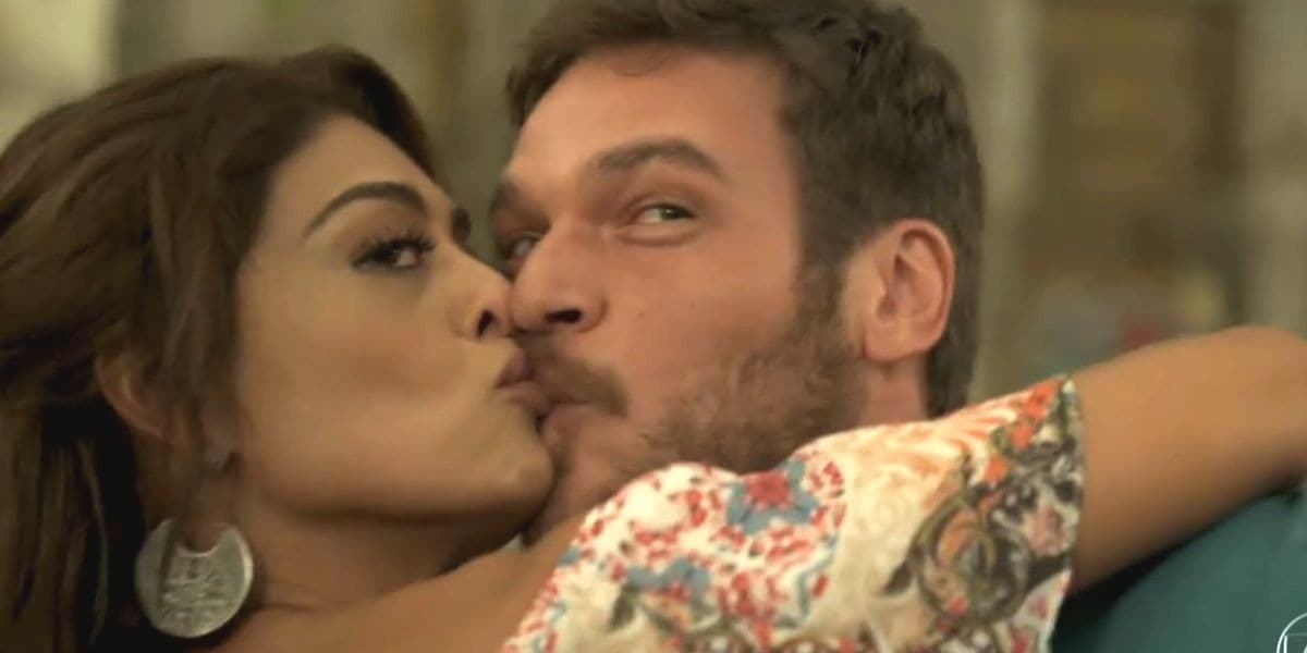 Bibi beija Rubinho e afronta rival em A Força do Querer Bibi beija Rubinho e afronta rival em A Força do Querer