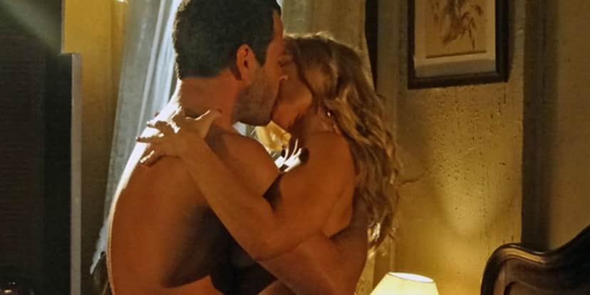 Quinzé (Malvino Salvador) e Teodora (Carolina Dieckmann) tem noite de amor em Fina Estampa (Foto: Reprodução/Globo) Quinzé (Malvino Salvador) e Teodora (Carolina Dieckmann) tem noite de amor em Fina Estampa (Foto: Reprodução/Globo)