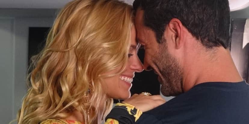 Quinzé (Malvino Salvador) e Teodora (Carolina Dieckmann) se reconciliam em Fina Estampa (Foto: Reprodução/Globo) Quinzé (Malvino Salvador) e Teodora (Carolina Dieckmann) se reconciliam em Fina Estampa (Foto: Reprodução/Globo)