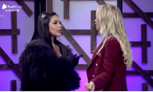Mirella não salvou Carol Narizinho no resta um e foi colocada contra a parede após a votação na Record TV (Foto: Reprodução/ Play Plus) Mirella não salvou Carol Narizinho no resta um e foi colocada contra a parede após a votação na Record TV (Foto: Reprodução/ Play Plus)