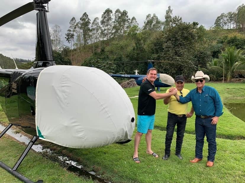 Helicóptero usado pela dupla Gino & Geno (ao fundo), em foto de 2019 publicada em rede social da dupla — (Foto: Reprodução/Redes sociais) Helicóptero usado pela dupla Gino & Geno (ao fundo), em foto de 2019 publicada em rede social da dupla — (Foto: Reprodução/Redes sociais)