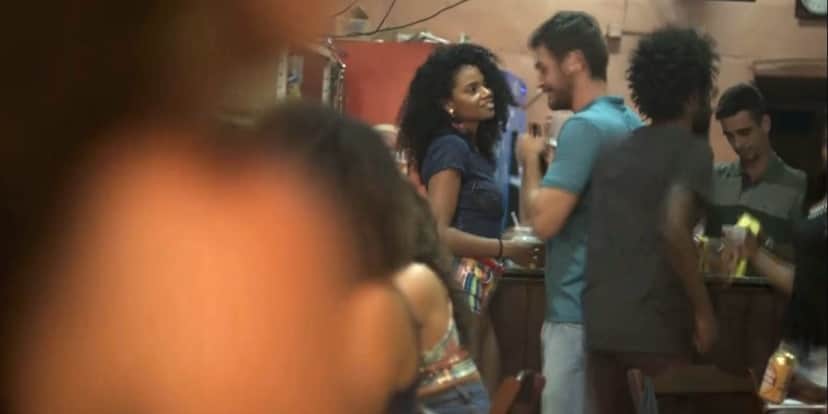Mulher dá em cima de Rubinho em A Força do Querer na frente de Bibi Mulher dá em cima de Rubinho em A Força do Querer na frente de Bibi
