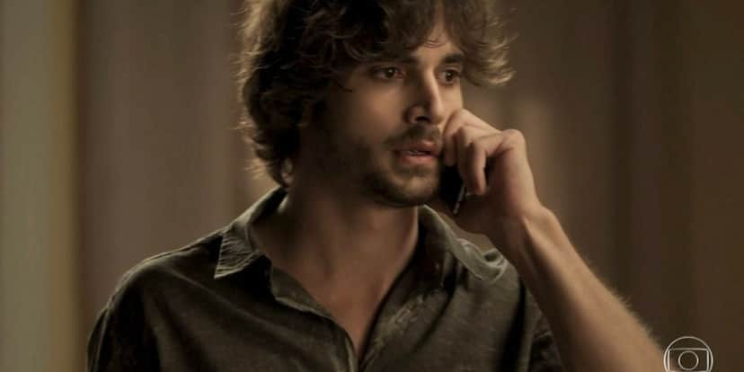 Ruy fala ao celular em cena da novela A Força do Querer Ruy fala ao celular em cena da novela A Força do Querer