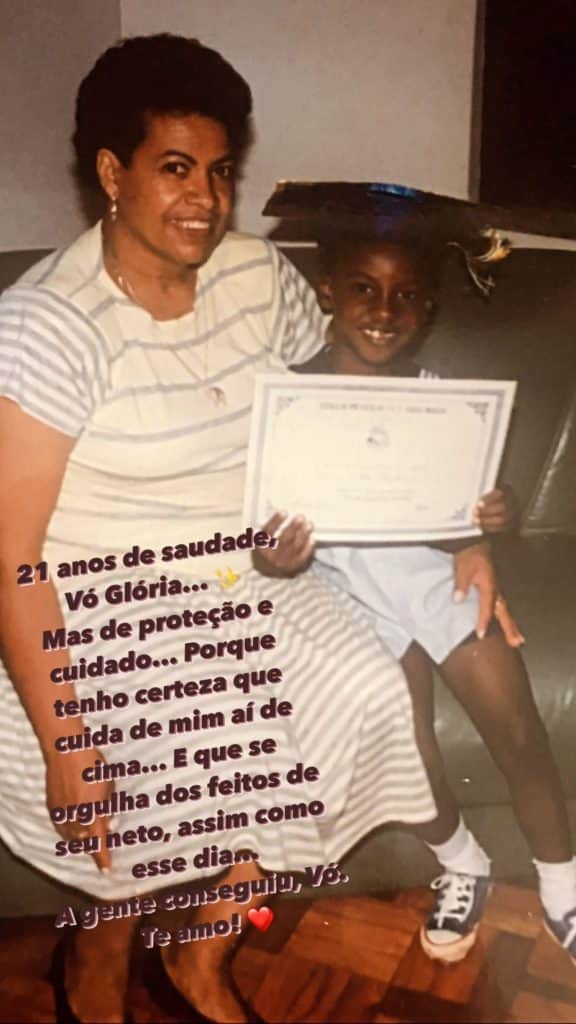Thiaguinho faz homenagem à sua avó (Foto: Reprodução) Thiaguinho faz homenagem à sua avó (Foto: Reprodução)