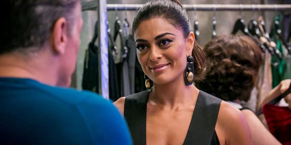 Carolina (Juliana Paes) recebe Arthur (Fábio Assunção) em Totalmente Demais (Foto: Globo/Paulo Belote) Carolina (Juliana Paes) recebe Arthur (Fábio Assunção) em Totalmente Demais (Foto: Globo/Paulo Belote)
