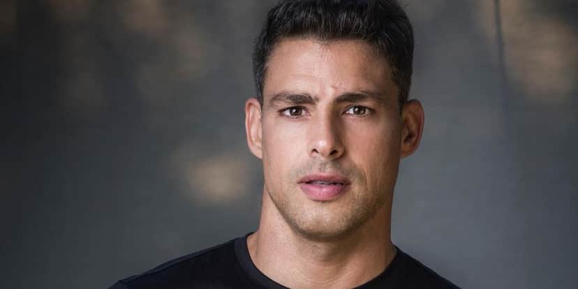 Cauã Reymond deixa volumão marcando à mostra Cauã Reymond deixa volumão marcando à mostra