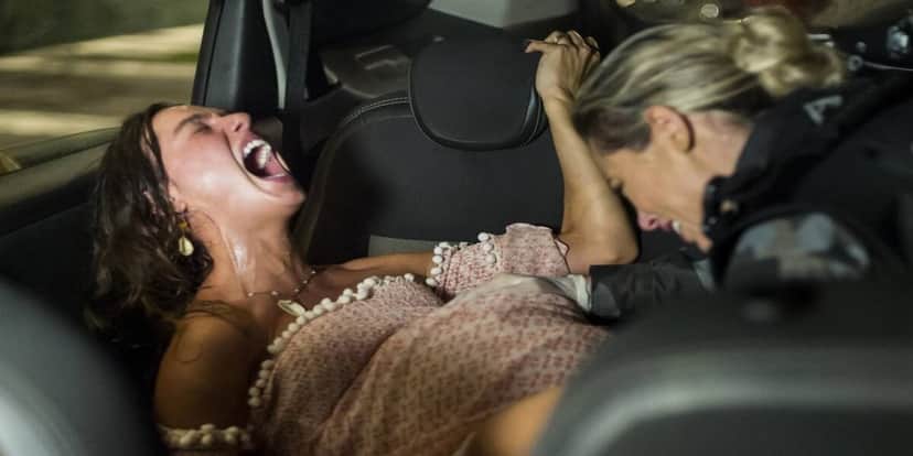 Jeiza é obrigada a ajudar Ritinha em meio a tiroteio na trama de A Força do Querer Jeiza é obrigada a ajudar Ritinha em meio a tiroteio na trama de A Força do Querer