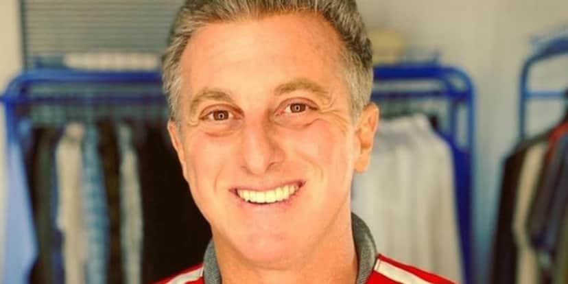 Luciano Huck foi flagrado em alto mar e levou fãs à loucura (Foto: Reprodução) Luciano Huck foi flagrado em alto mar e levou fãs à loucura (Foto: Reprodução)