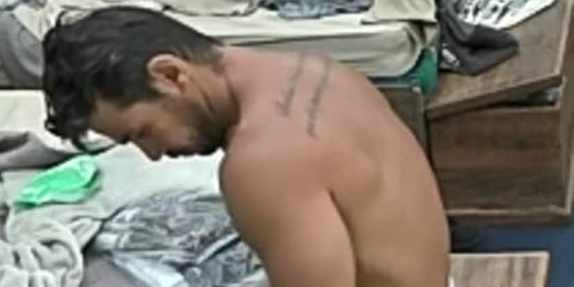 O cantor Mariano deixou escapar parte íntima ao trocar de roupa em A Fazenda 12 (Foto: Reprodução) O cantor Mariano deixou escapar parte íntima ao trocar de roupa em A Fazenda 12 (Foto: Reprodução)