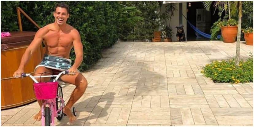 Cauã Reymond surpreendeu ao aparecer sem roupa em bicicleta - Foto: Reprodução Cauã Reymond surpreendeu ao aparecer sem roupa em bicicleta - Foto: Reprodução