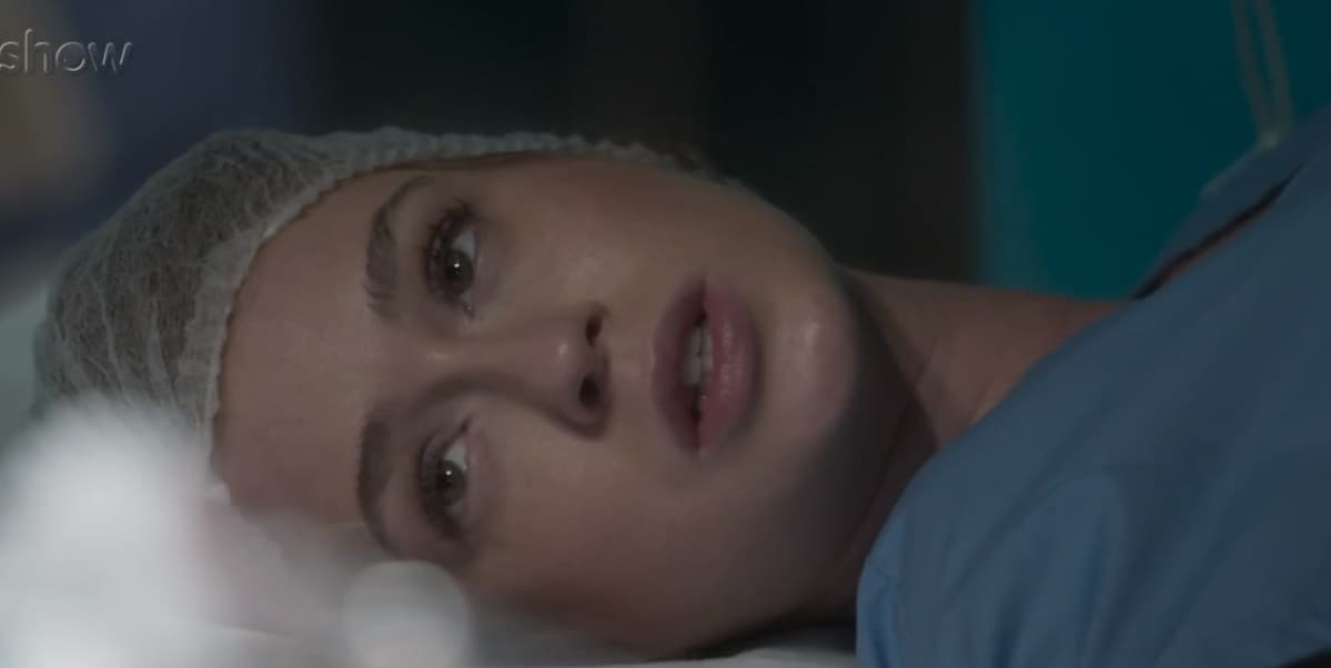 Eliza de Totalmente Demais está deitada na mesa de cirurgia Totalmente Demais Eliza de Totalmente Demais está deitada na mesa de cirurgia Totalmente Demais