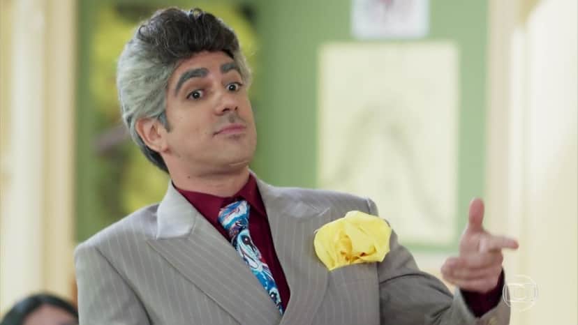 Marcelo Adnet debochou de Sonia Abrão na Globo na Escolinha do Professor Raimundo (Foto: Divulgação) Marcelo Adnet debochou de Sonia Abrão na Globo na Escolinha do Professor Raimundo (Foto: Divulgação)