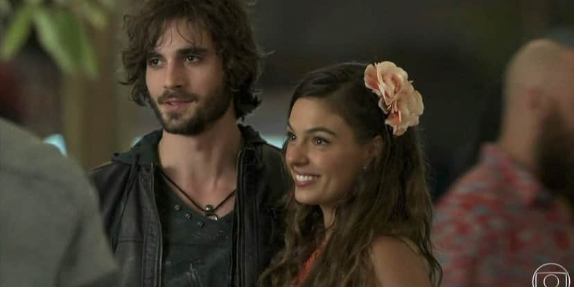 Foto da novela A Força do Querer de Ruy e Ritinha abraçados Foto da novela A Força do Querer de Ruy e Ritinha abraçados