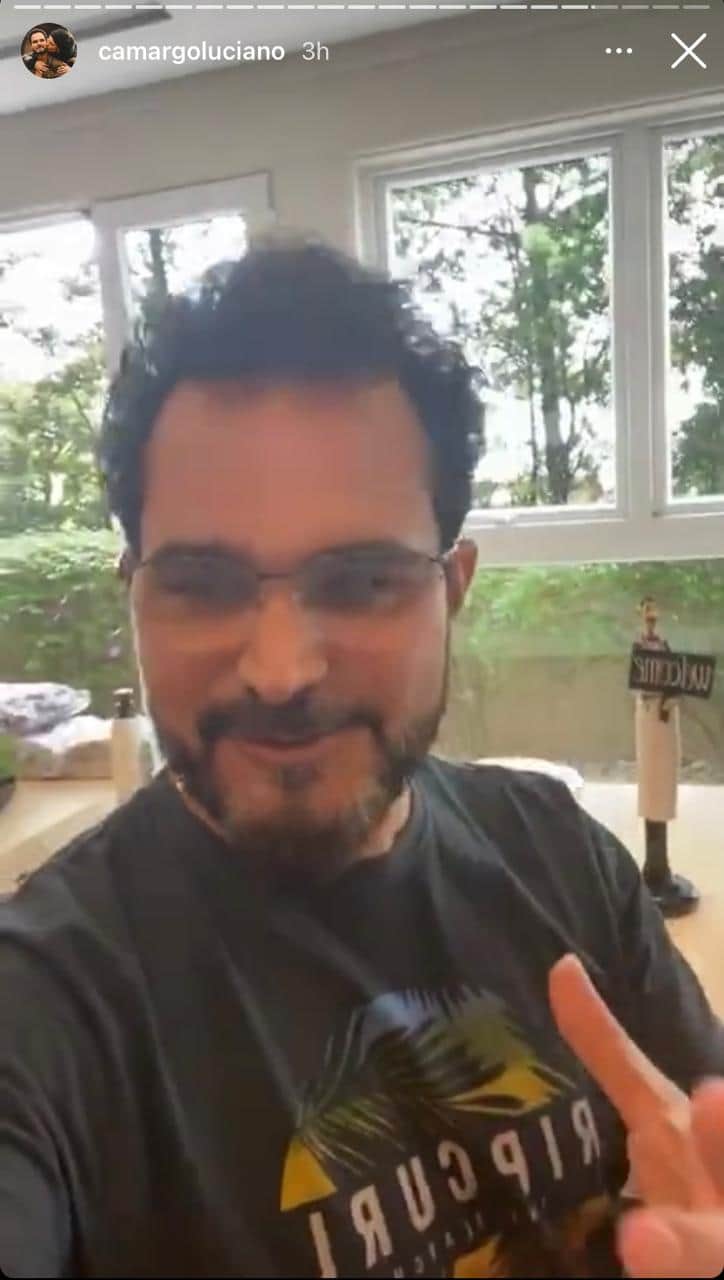 Família de Luciano Camargo passa dia fazendo bolo caseiro (Reprodução: Instagram) Família de Luciano Camargo passa dia fazendo bolo caseiro (Reprodução: Instagram)