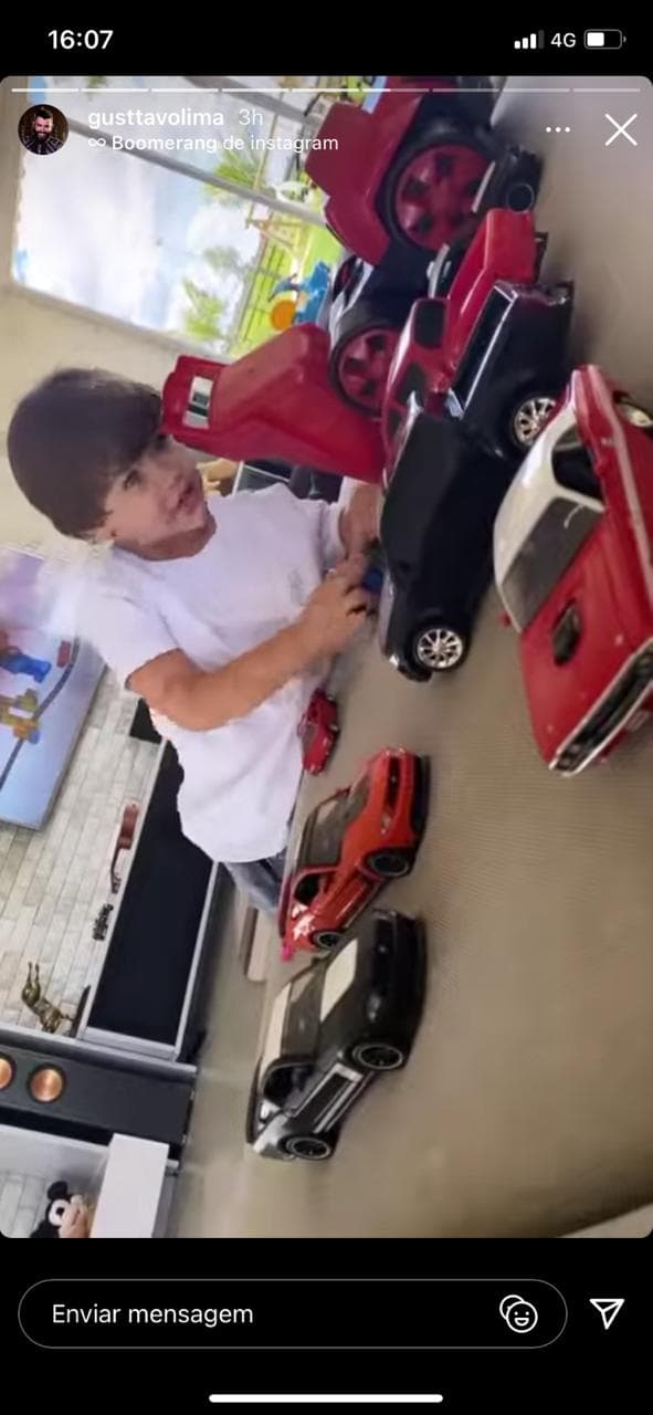 Gusttavo Lima brinca com os filhos (Reprodução) Gusttavo Lima brinca com os filhos (Reprodução)
