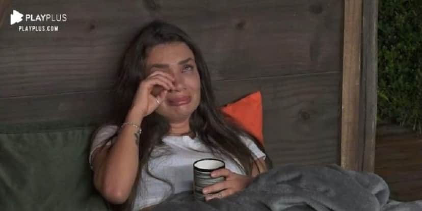 Stéfani Bays Chorando após a eliminação de Raissa Barbosa (Foto: Reprodução) Stéfani Bays Chorando após a eliminação de Raissa Barbosa (Foto: Reprodução)