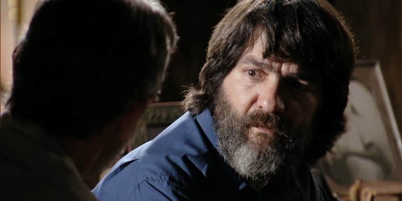 Duque é uma homem branco de barba grossa com pelos pretos e brancos e de cabelos lisos grandes, ele é um personagem da novela Flor do Caribe Duque é uma homem branco de barba grossa com pelos pretos e brancos e de cabelos lisos grandes, ele é um personagem da novela Flor do Caribe