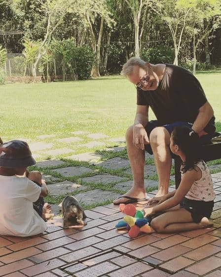 Luiz Fernando Guimarães é flagrado com os filhos adotados em momento único (Foto: Reprodução) Luiz Fernando Guimarães é flagrado com os filhos adotados em momento único (Foto: Reprodução)