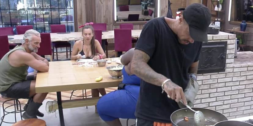 Momento em que Mateus Carrieri questionou Jojo Todynho sobre sua vida sexual (Foto: Reprodução) Momento em que Mateus Carrieri questionou Jojo Todynho sobre sua vida sexual (Foto: Reprodução)