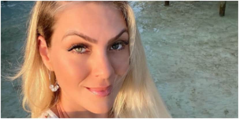 Renata Fan surgiu com a mão na cintura e roupa coladinha ao corpo (Foto: Reprodução/ Instagram) Renata Fan surgiu com a mão na cintura e roupa coladinha ao corpo (Foto: Reprodução/ Instagram)