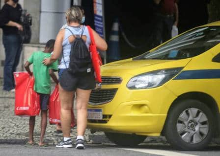 Giulia Gam em ato de solidariedade com os garotos (Foto: Extra) Giulia Gam em ato de solidariedade com os garotos (Foto: Extra)