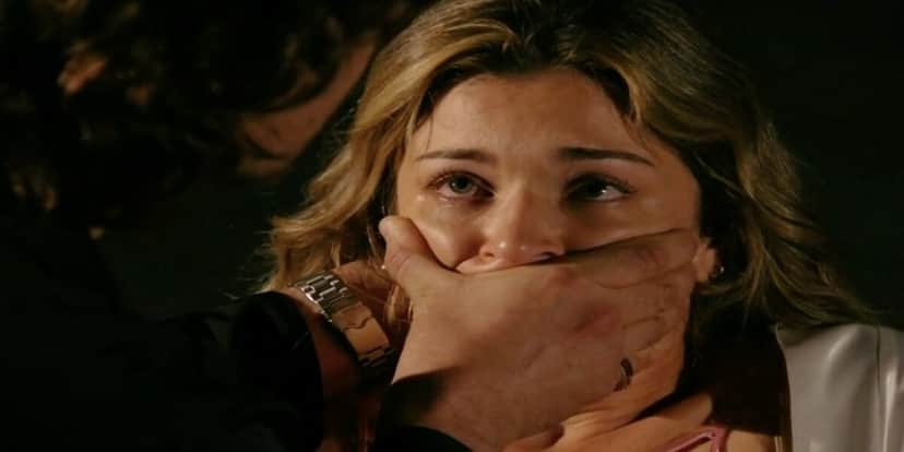 Ester, protagonista da novela Flor do Caribe, tem o rosto esmagado por a mão de um homem Ester, protagonista da novela Flor do Caribe, tem o rosto esmagado por a mão de um homem