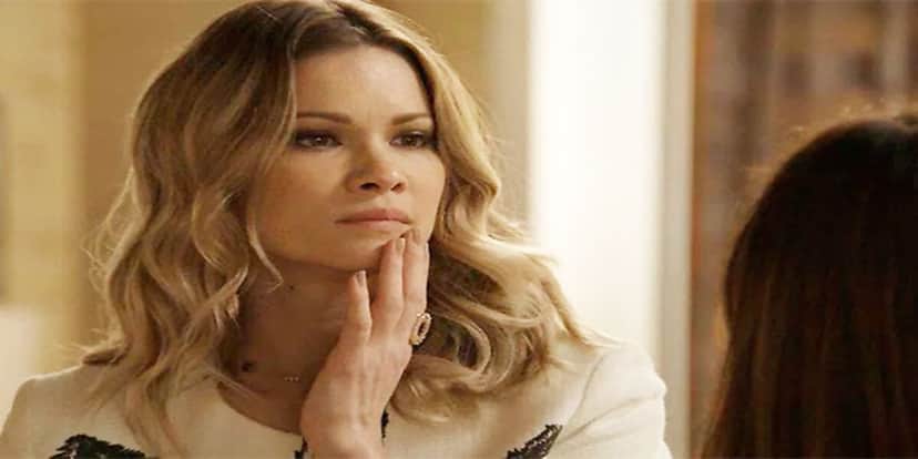 Jéssica em cena da novela Haja Coração com expressão de raiva e a mão no queixo, ela é branca e loira de roupa clara Jéssica em cena da novela Haja Coração com expressão de raiva e a mão no queixo, ela é branca e loira de roupa clara