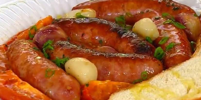 Linguiça ao forno com tomates preparada por Ana Maria Braga (Foto: Reprodução) Linguiça ao forno com tomates preparada por Ana Maria Braga (Foto: Reprodução)