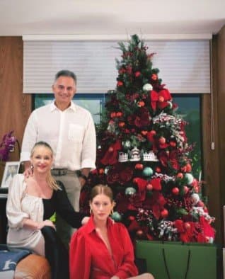 Marina Ruy Barbosa ficou distante do marido em pleno Natal Marina Ruy Barbosa ficou distante do marido em pleno Natal