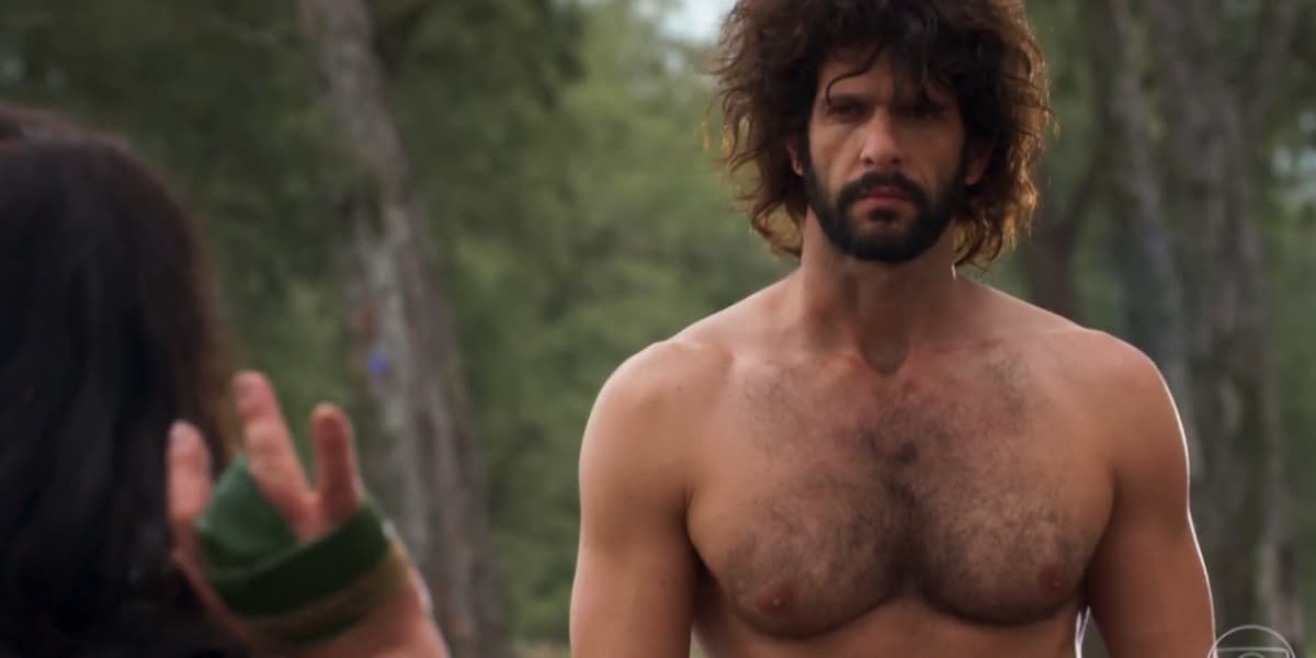 Tarzan de Haja Coração, homem branco, cabelos grandes castanhos e barba grossa Tarzan de Haja Coração, homem branco, cabelos grandes castanhos e barba grossa
