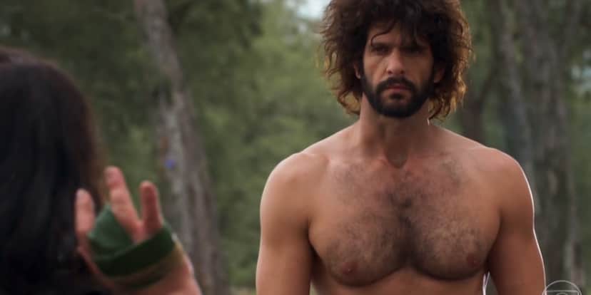 Tarzan de Haja Coração, homem branco, cabelos grandes castanhos e barba grossa Tarzan de Haja Coração, homem branco, cabelos grandes castanhos e barba grossa