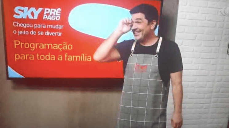 Edu Guedes tem ataque durante propaganda (Reprodução) Edu Guedes tem ataque durante propaganda (Reprodução)