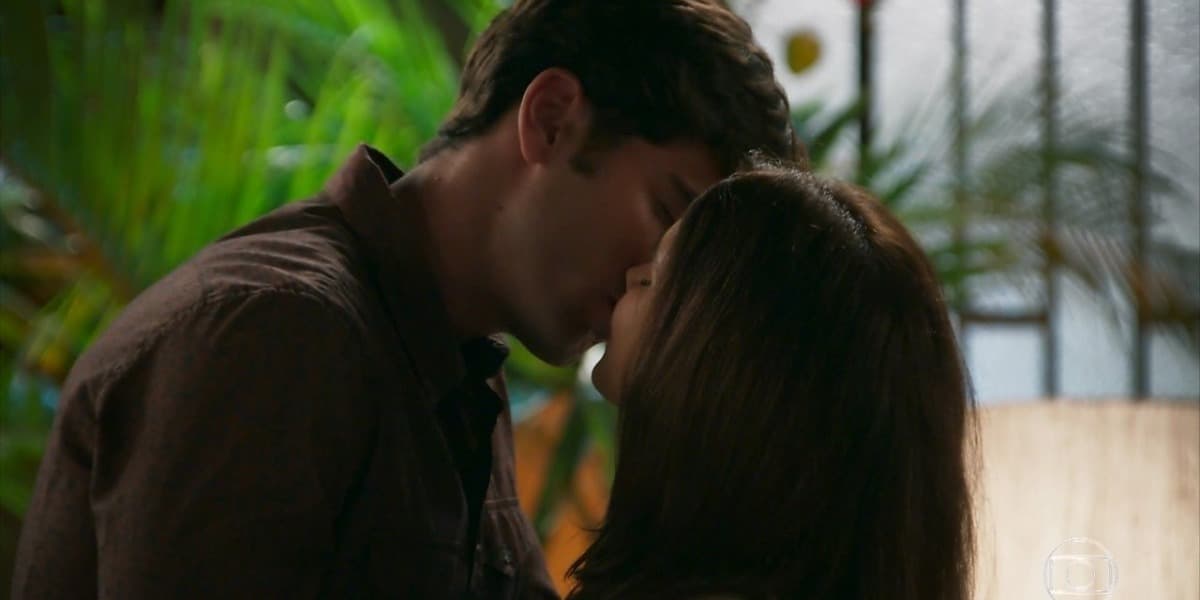 Felipe e Shirlei se beijando em Haja Coração (Foto: Reprodução) Felipe e Shirlei se beijando em Haja Coração (Foto: Reprodução)