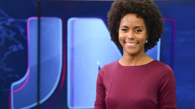 Maju Coutinho foi a primeira mulher negra a fazer parte de forma fixa do corpo jornalístico do Jornal Nacional Maju Coutinho foi a primeira mulher negra a fazer parte de forma fixa do corpo jornalístico do Jornal Nacional