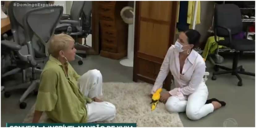 Xuxa e Carolina Ferraz em entrevista da Record - Foto: Reprodução Xuxa e Carolina Ferraz em entrevista da Record - Foto: Reprodução