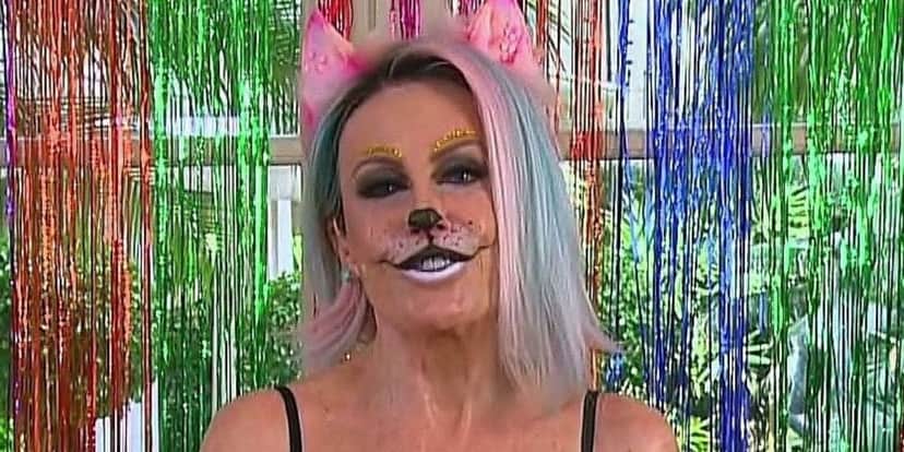 Ana Maria Braga apareceu fantasiada em homenagem ao carnaval (Foto: Reprodução / Globo) Ana Maria Braga apareceu fantasiada em homenagem ao carnaval (Foto: Reprodução / Globo)