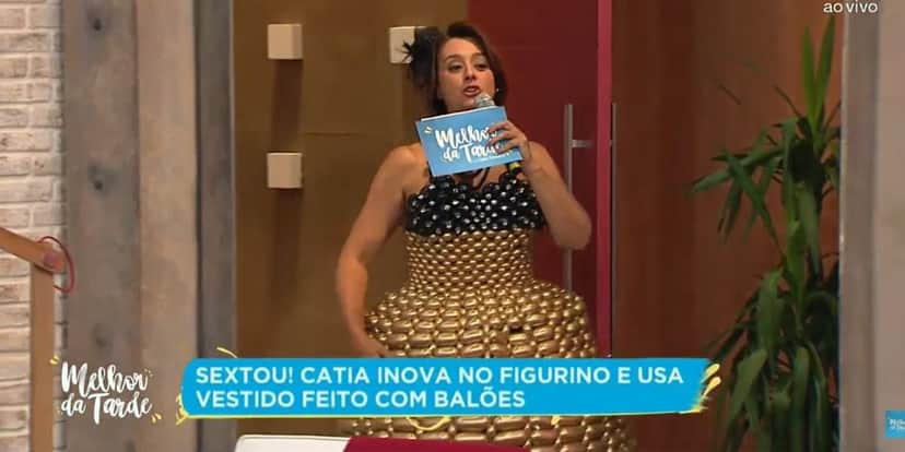 Catia Fonseca surgiu com vestidos de balões em seu programa (Foto: Reprodução / Band) Catia Fonseca surgiu com vestidos de balões em seu programa (Foto: Reprodução / Band)