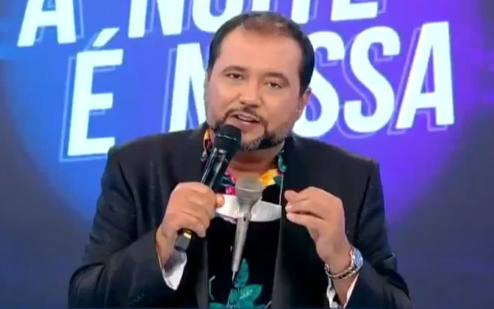 Geraldo Luís apresentando A Noite é Nossa (Foto: Reprodução / Record) Geraldo Luís apresentando A Noite é Nossa (Foto: Reprodução / Record)