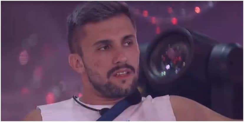 O instrutor O instrutor de crossfit tem atitude repreendida por brothers O instrutor O instrutor de crossfit tem atitude repreendida por brothers