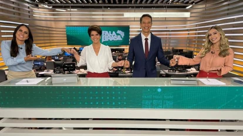 Carla Cecato, Mariana Godoy, Sérgio Aguiar e Thalita Oliveira na bancada do Fala Brasil (Foto: Reprodução/ Instagram) Carla Cecato, Mariana Godoy, Sérgio Aguiar e Thalita Oliveira na bancada do Fala Brasil (Foto: Reprodução/ Instagram)
