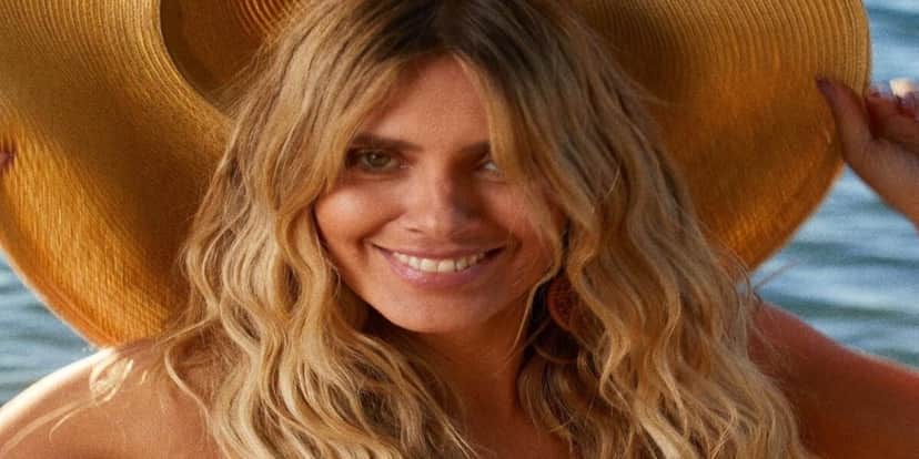 Carolina Dieckmann segura chapéu de palha e tem cabelos loiros soltos Carolina Dieckmann segura chapéu de palha e tem cabelos loiros soltos