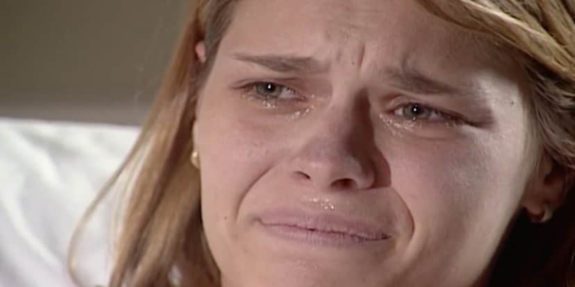 Camila toma decisão cruel em Laços de Família (Foto: Reprodução) Camila toma decisão cruel em Laços de Família (Foto: Reprodução)