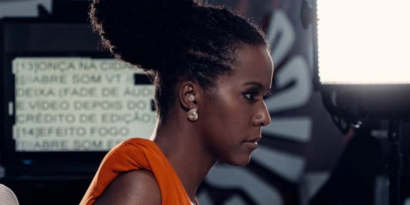 Maju Coutinho nos bastidores do Fantástico (Foto: Reprodução/TV Globo) Maju Coutinho nos bastidores do Fantástico (Foto: Reprodução/TV Globo)