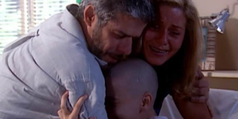 Helena engravida de Pedro em Laços de Família (Foto: Reprodução) Helena engravida de Pedro em Laços de Família (Foto: Reprodução)