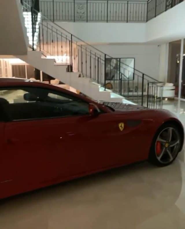Andressa Suita filmou Ferrari na sala de Gusttavo Lima (Foto: Reprodução/ Instagram) Andressa Suita filmou Ferrari na sala de Gusttavo Lima (Foto: Reprodução/ Instagram)