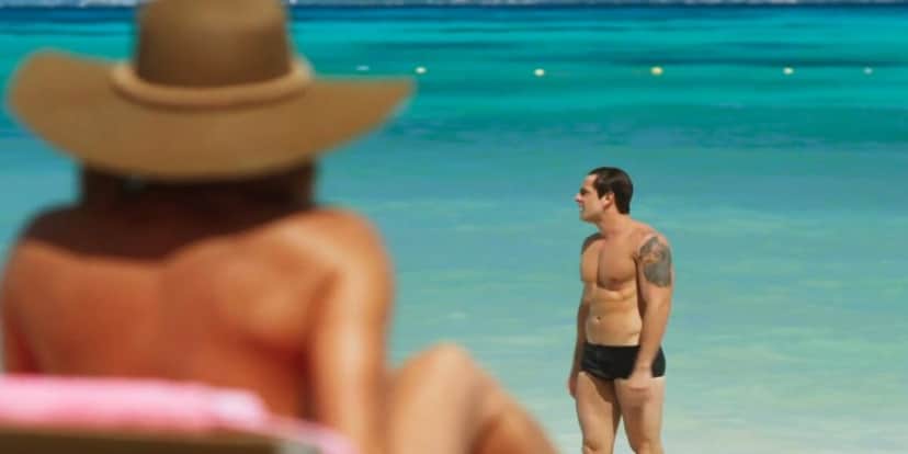 Renzo (Rafael Cardoso) sai do mar em Cancún em Salve-se Quem Puder Renzo (Rafael Cardoso) sai do mar em Cancún em Salve-se Quem Puder