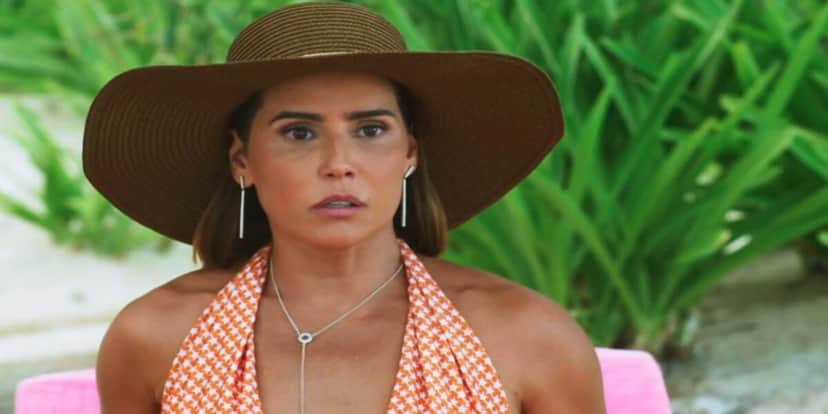 Alexia (Deborah Secco) vê homem saindo do mar em Salve-se Quem Puder Alexia (Deborah Secco) vê homem saindo do mar em Salve-se Quem Puder