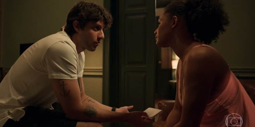 Danilo (Chay Suede) e Camila (Jéssica Ellen) temem o que possa acontecer com o filho em Amor de Mãe Danilo (Chay Suede) e Camila (Jéssica Ellen) temem o que possa acontecer com o filho em Amor de Mãe